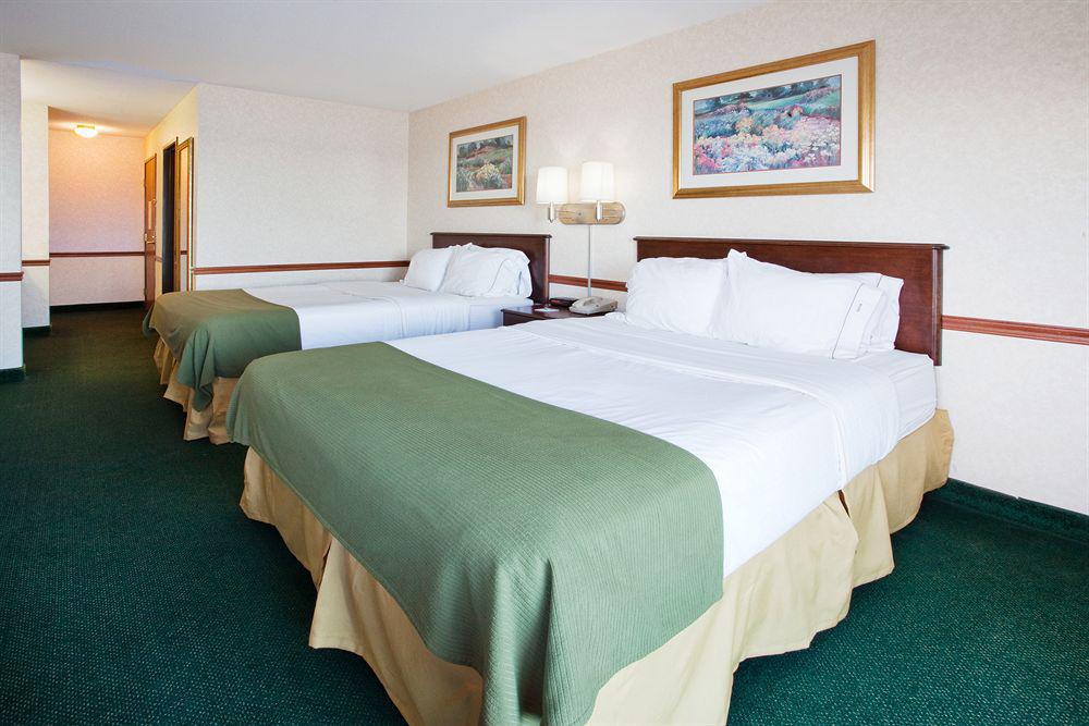 Holiday Inn Express St Ignace-Lake Central By Ihg Saint Ignace Room photo
