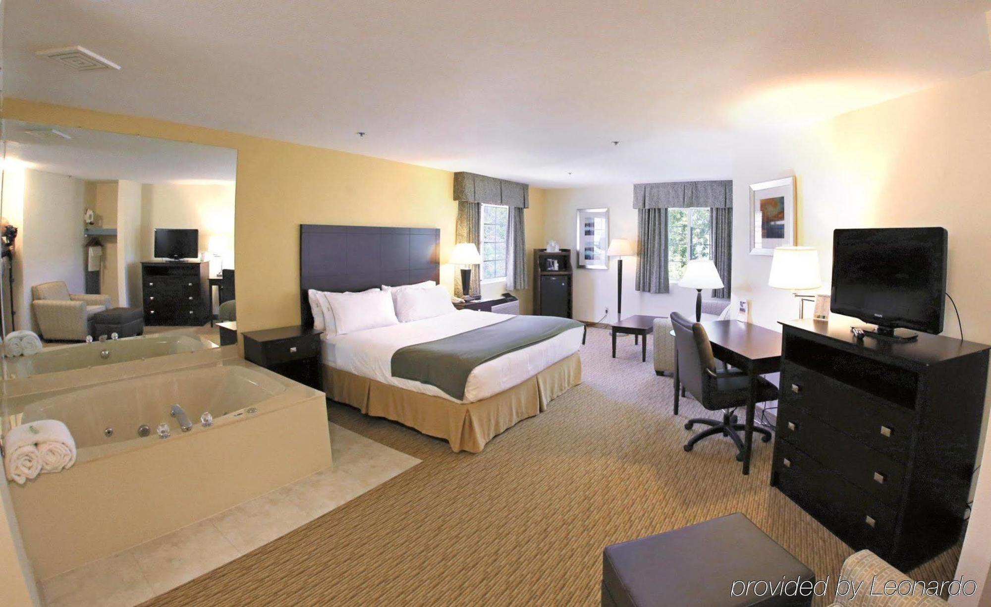 Holiday Inn Express St Ignace-Lake Central By Ihg Saint Ignace Exterior photo